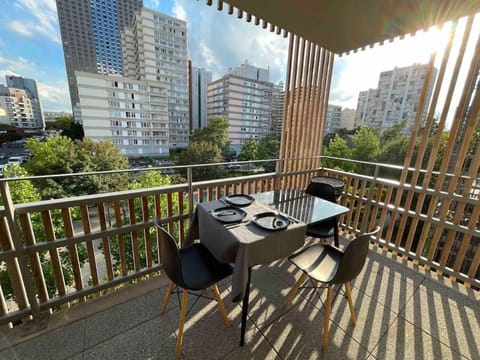 Magnifique logement avec terrasse & climatisation Condominio in Aubervilliers