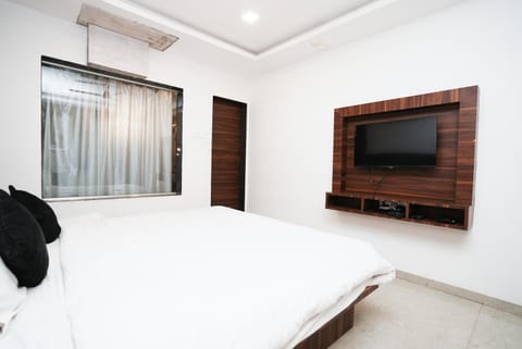 Bed, TV and multimedia, Photo of the whole room, Bedroom