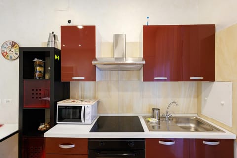 Kitchen or kitchenette, minibar