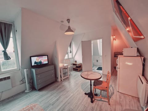 Location saisonnière, meublée, appartement type studio à Sèvres Appartamento in Saint-Cloud