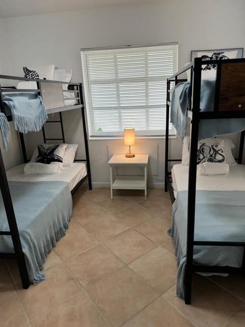 Hostel Beds & Sheets FLL AIRPORT Hostel in Dania Beach