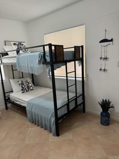 Hostel Beds & Sheets FLL AIRPORT Hostel in Dania Beach