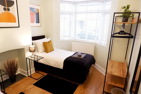 7 Persons Comfortable Guest House House in Watford