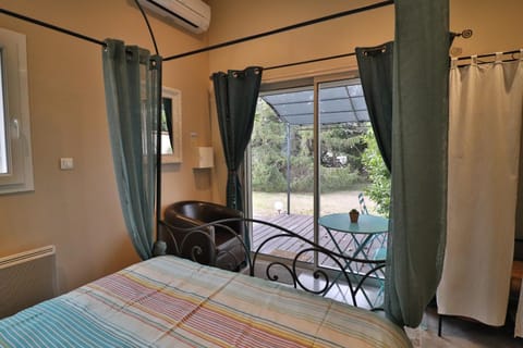 Bed, Balcony/Terrace, Photo of the whole room, Bedroom, Garden view