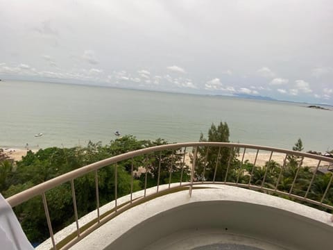 Beachfront sea homestay Condominio in Tanjung Bungah