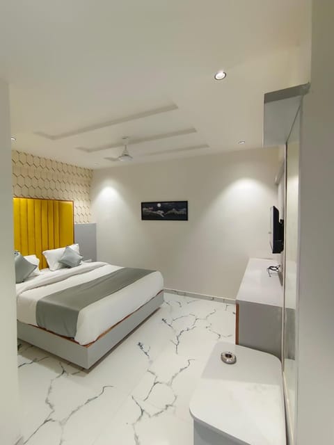 Bed, TV and multimedia, Bedroom, air conditioner, air conditioner