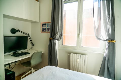 Bed, Photo of the whole room, Seating area, Bedroom, hair dresser, internet