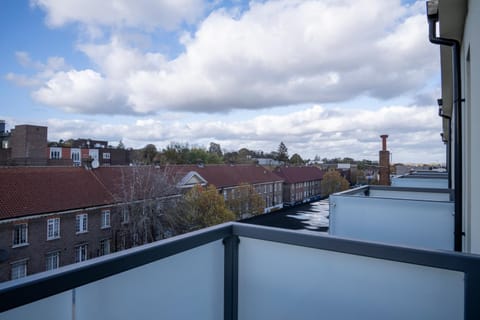 NEW & Spacious - Private Balcony - Station Nearby Apartment in Orpington