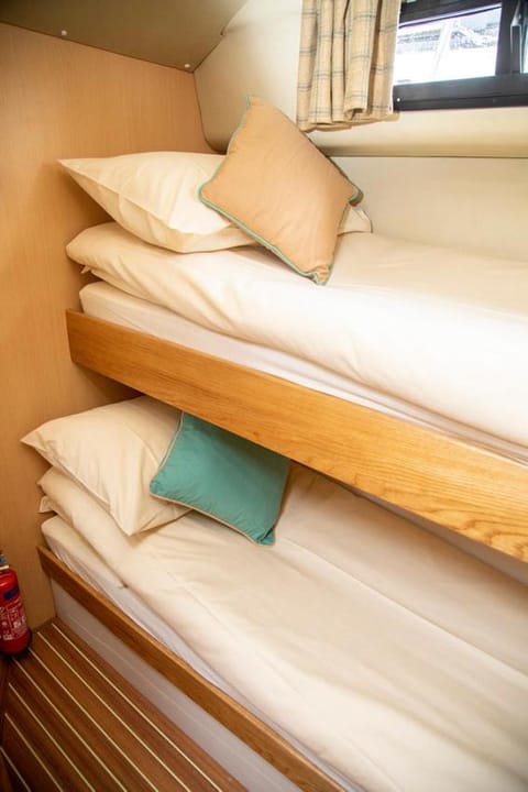 Bedroom, bunk bed