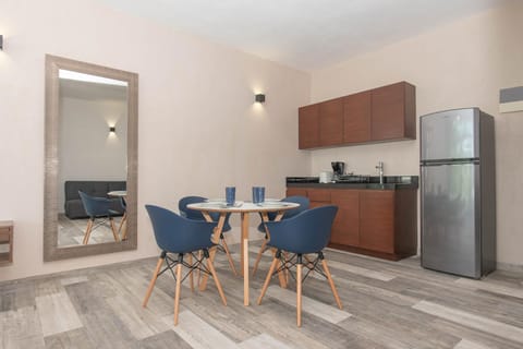 Kitchen or kitchenette, Seating area, Dining area