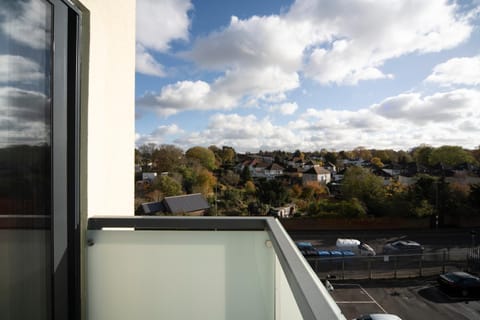 Fabulous & New - Private Balcony - Station Nearby Wohnung in Orpington