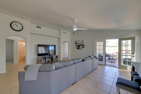 Serene Glendale Home with Pool and Golf Course View! Maison in Glendale