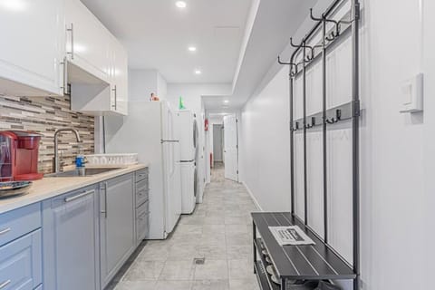 Executive Apartment - 2BDR Parking Self-check in - Walkout basement Lower Unit Condominio in Milton