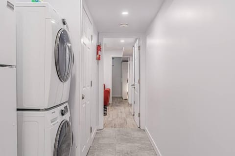 Executive Apartment - 2BDR Parking Self-check in - Walkout basement Lower Unit Copropriété in Milton