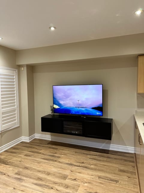 Beautiful Master bedroom unit with private washroom Vacation rental in Brampton