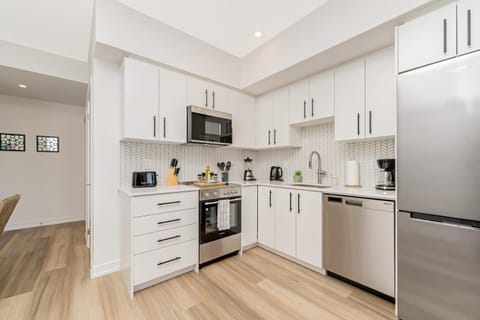 Modern 1BR King Bed Condo - Private Balcony Maison in Waterloo