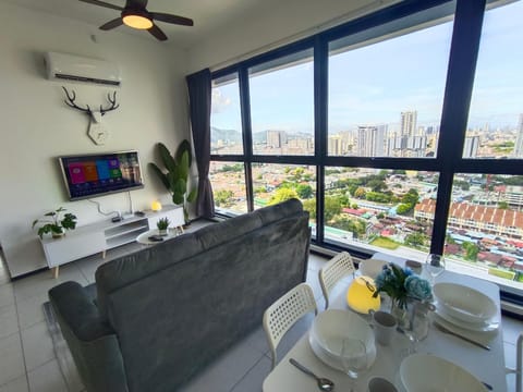 [Infinity Pool] Georgetown, Up to 11 Pax, 2 Bedrooms, 2 Bathrooms, 2 Car Parks Apartment in George Town