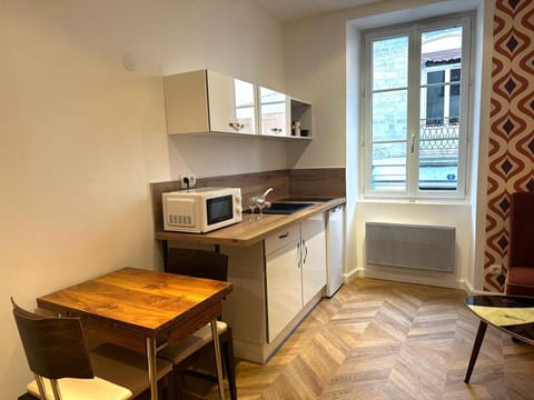 Kitchen or kitchenette, Dining area, minibar, stove