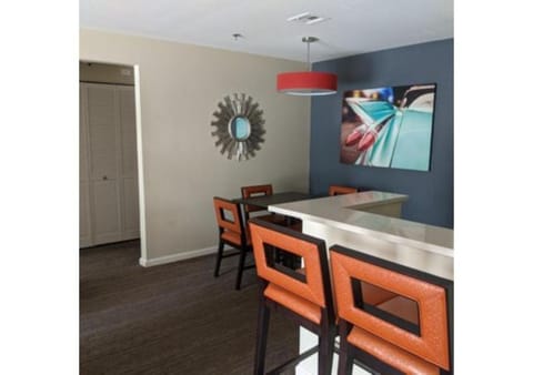 EDC Las Vegas 2024 - Your Stylish 2-BR Condo Oasis Near LV Strip - Special Offer Now! Apartment hotel in Spring Valley