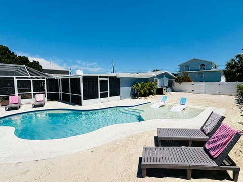 Waterfront oasis with NEW POOL and kayaks Maison in Hernando Beach