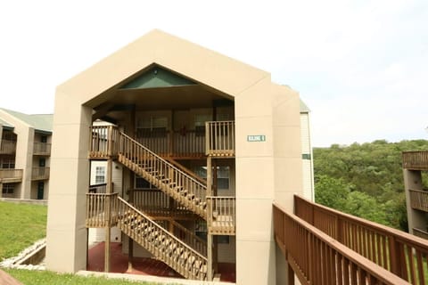 No Steps Eagles Nest Condo with Pool and Hot Tub and Lake Views next to SDC Condominio in Indian Point