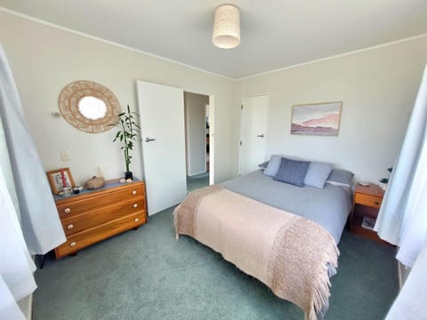 Hosts on the Coast - Home by the Sea House in Whitianga