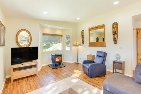 Cozy Crestline Vacation Rental with Deck and Grill! House in Cedarpines Park