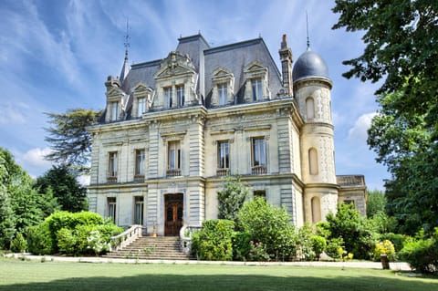 Property building, Nearby landmark, Facade/entrance, Garden view