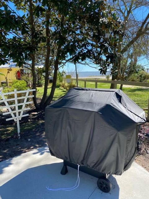Bayfront, Water View, 5 min to Beach, Pet Friendly House in Saint George Island