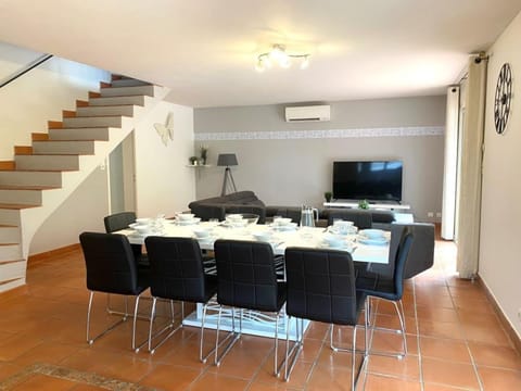 Villa avec piscine, 10 pers, Carpentras, 145m², 5 ch, jardin, clim, proche Luberon - FR-1-767-12 Villa in Carpentras