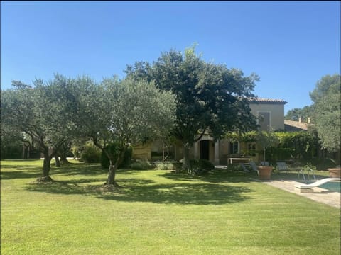 Mas avec Jardin, Piscine, 5 Chambres et 4 Salles de Bain à Carpentras, Proche Mont Ventoux - FR-1-767-7 House in Carpentras