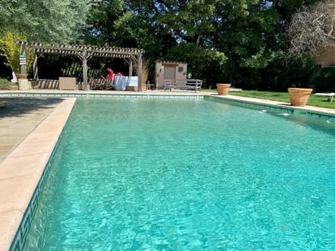 Mas avec Jardin, Piscine, 5 Chambres et 4 Salles de Bain à Carpentras, Proche Mont Ventoux - FR-1-767-7 House in Carpentras