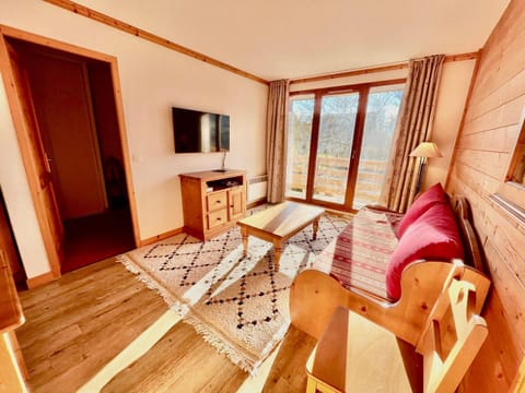 Appartement 3 pièces avec piscine et parking au centre du village - FR-1-505-198 Apartment in Notre-Dame-de-Bellecombe