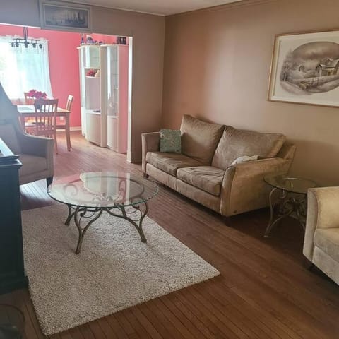 Entire 9 person house with sky light Apartment in Gatineau