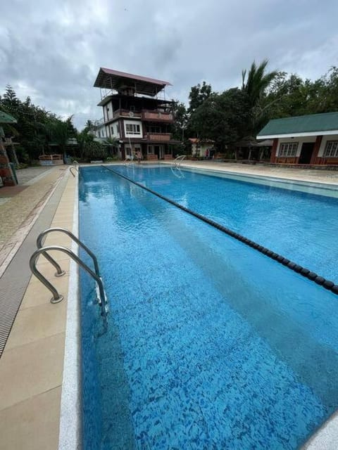 Spacious Resort with Pool and Sauna. House in Tagaytay