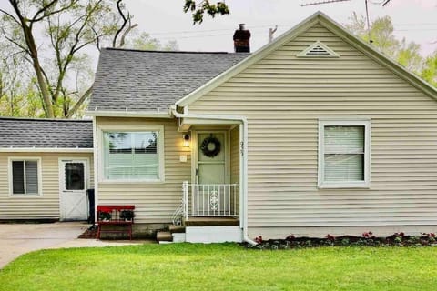 Cozy Neutral Farmhouse, Coffee provided, Relaxation optional House in Norton Shores