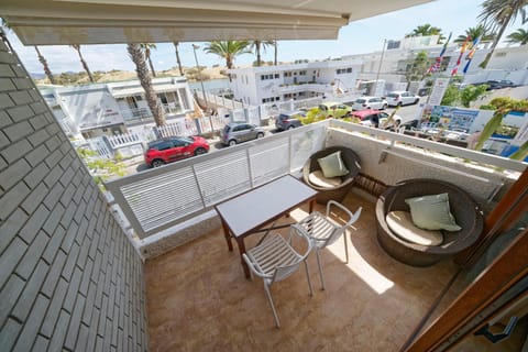 View (from property/room), Balcony/Terrace, City view, Street view