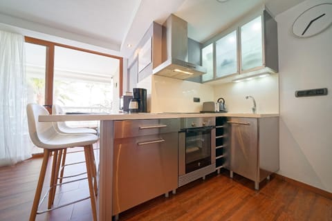 Kitchen or kitchenette, Dining area, minibar, pet friendly, stove, toaster