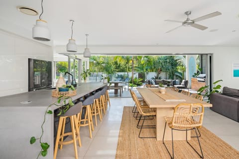 Contemporary Coolum Oasis - Stroll to the Beach House in Coolum Beach