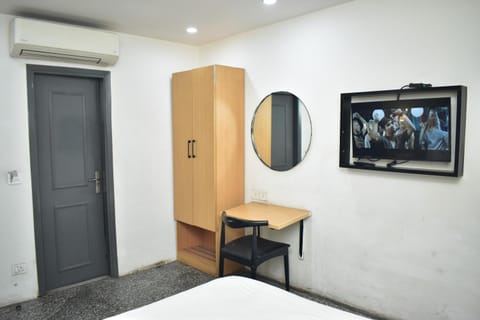 Bed, TV and multimedia, Photo of the whole room, Bedroom, hair dresser, wardrobe, air conditioner