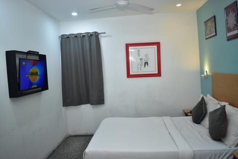 Bed, TV and multimedia, Photo of the whole room, Decorative detail, Bedroom, fireplace, air conditioner