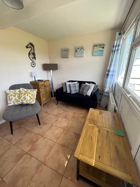 226, Sundowner Holiday Park, Hemsby - Two bed detached chalet, sleeps four, bed linen and towels included plus free WiFi - Pets welcome Chalet in Hemsby