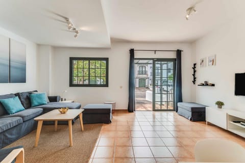 Facade/entrance, TV and multimedia, Living room, Decorative detail