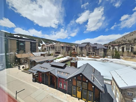 Village square large 1 bedroom. Center Village Copper Mountain Hot tub, Parking, walk to slopes House in Copper Mountain