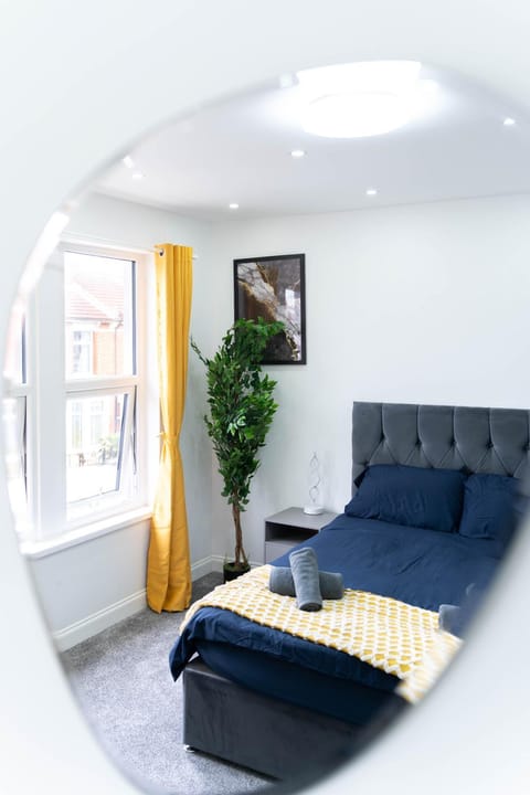 Open Mind Leisure - 6 Luxury Bedrooms with Free Parking House in Portsmouth