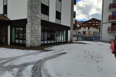 Property building, Day, Neighbourhood, Winter, Street view, Parking