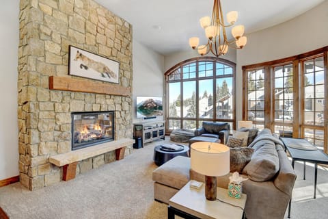 TV and multimedia, View (from property/room), Living room, Seating area, Mountain view, flat iron