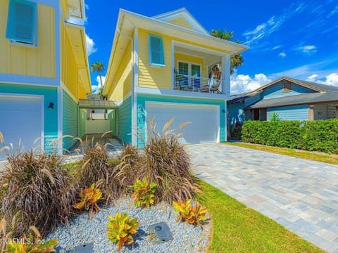 Turquoise Turtle - Hot Tub, Beach, Game room House in Jacksonville Beach