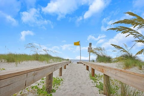Sunshine Hideaway - Short walk to Beach - Large St House in Jacksonville Beach