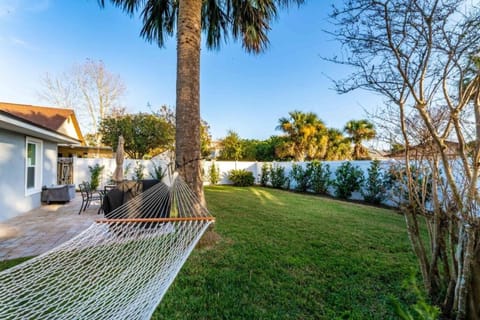 SOBE Retreat - Designers Dream - Fenced backyard House in Jacksonville Beach